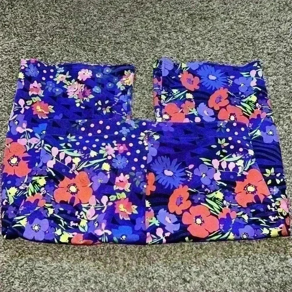 NWT Yitty Waist Shaping Purple Flower Shorts - Picture 3 of 4